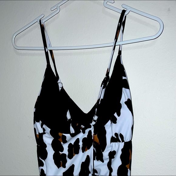 Ruffled Styled One-Piece Printed Pattern Swimwear. Size XL. Never Worn - Picture 6 of 8